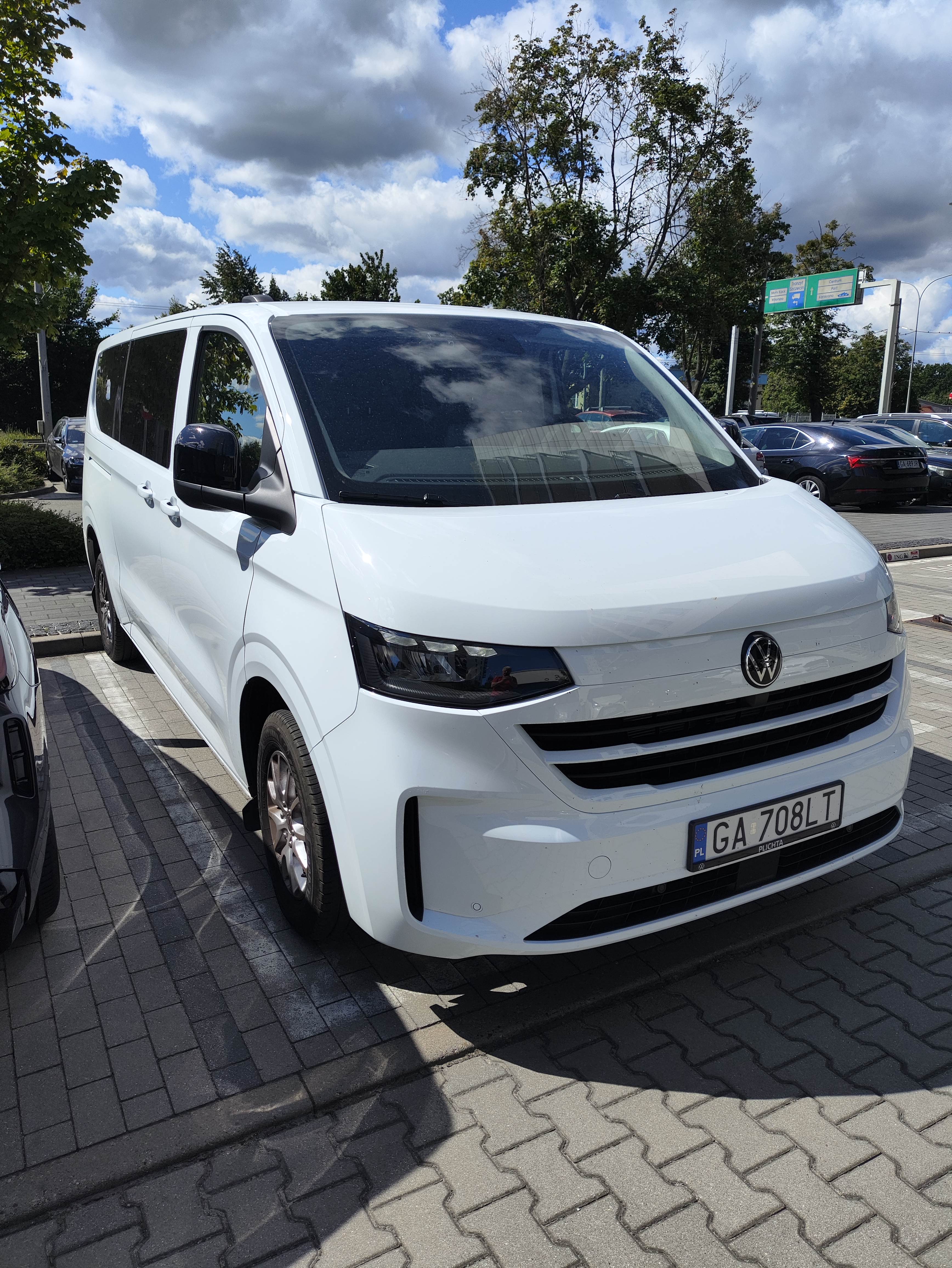 Mikrobus VW Caravelle 9os z pojemnym bagażnikiem - widok z zewnątrz